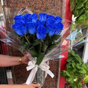 Ramo rosas azul con florero